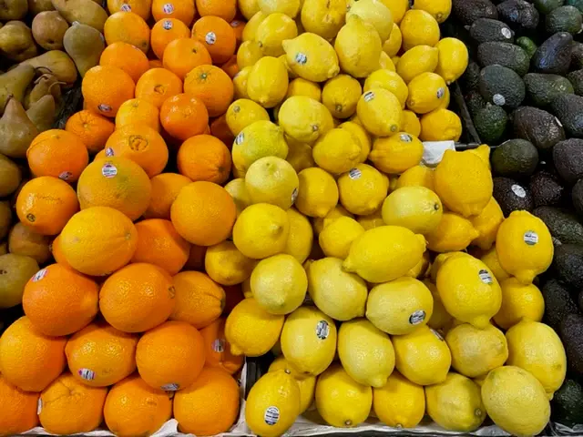 Oranges and lemons on the citrus display